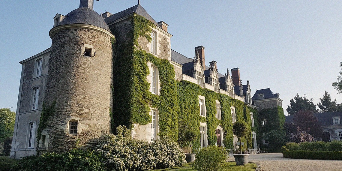 Façade d'un château bucolique en Anjou